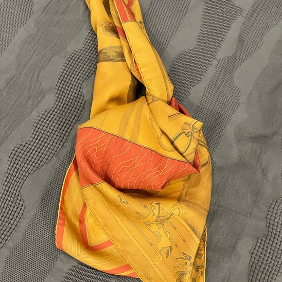 Hermès 90x90 silk scarf with 5 classic heritage patterns combined. - Picture 7 of 7